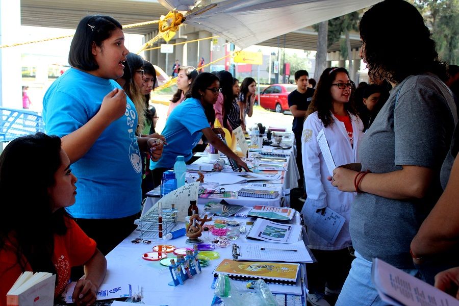 Universitarios orientan sobre vocación profesional en Ixtapaluca