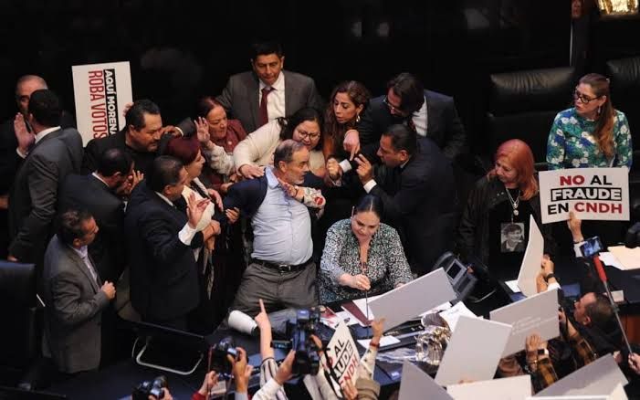 Agrede Gustavo Madero a senadoras y termina sentándose sobre una durante jaloneos