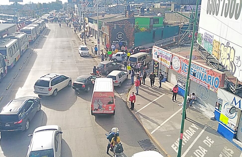 Taxistas bloquean vialidades y desquician el tráfico para exigir la reapertura de un Bar en Ecatepec.