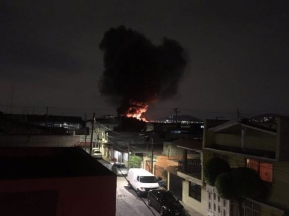 Bomberos de Ecatepec atienden fuerte incendio en empresa; no hay heridos