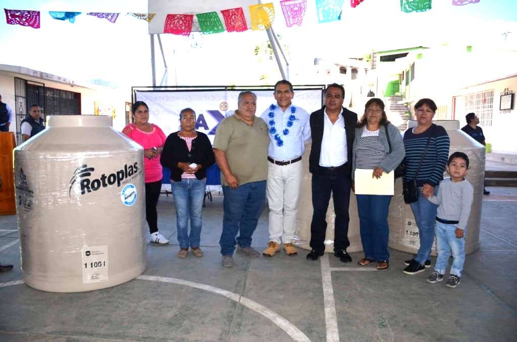 Se benefician a 25 familias de la Zapata con tinacos a bajo costo.