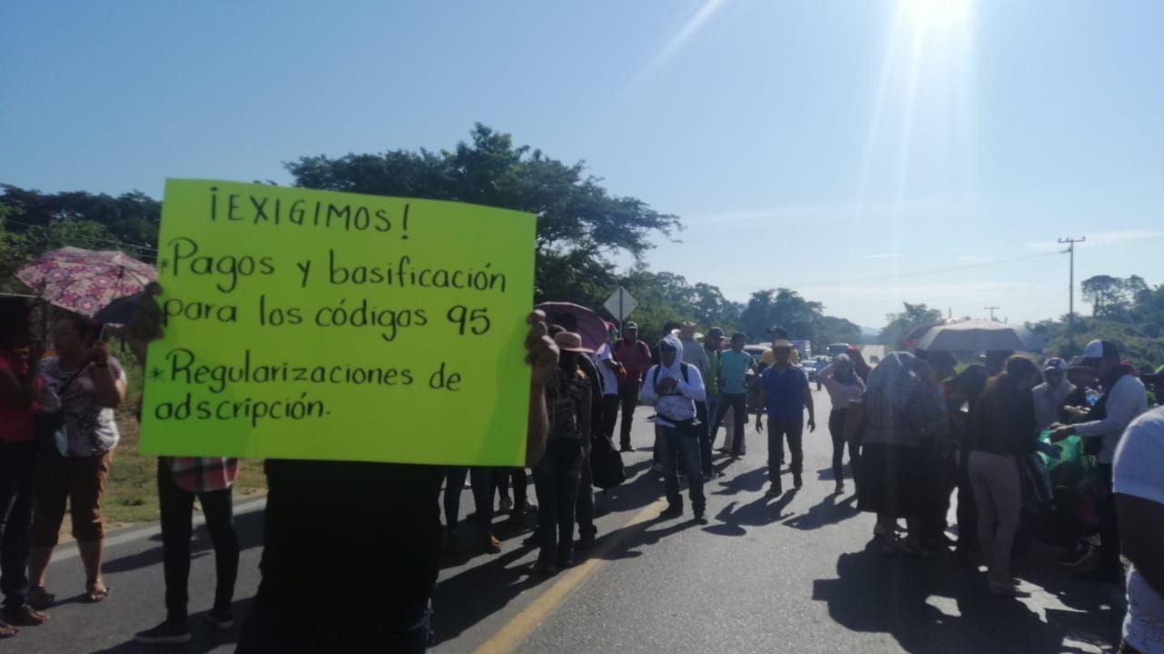 Bloquean la vía federal maestros de la CETEG en Atoyac; exigen cumplimiento a demandas 