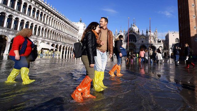Mientras turistas disfrutan Venecia, decretan estado de emergencia por inundación