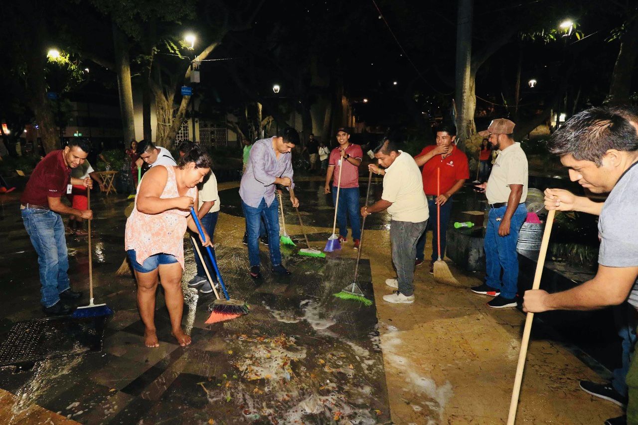 Comerciantes y empleados del Ayuntamiento lavan el Zócalo de Acapulco 