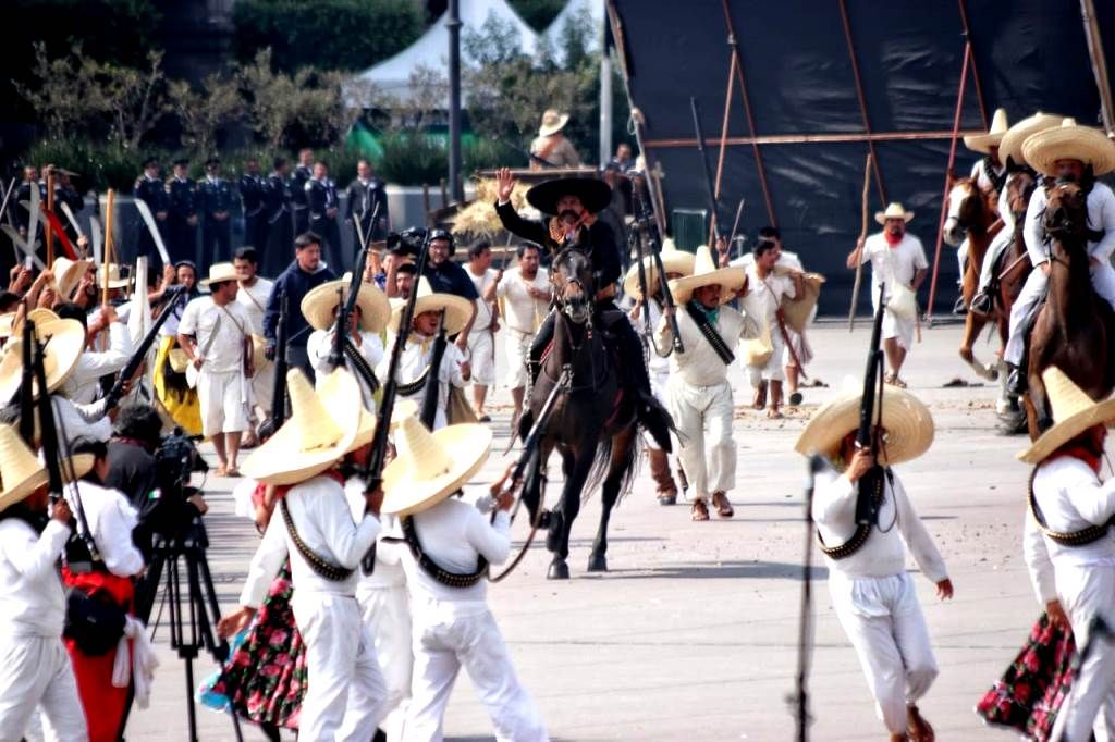 Recorren 500 años de historia nacional en desfile de la Revolución Mexicana