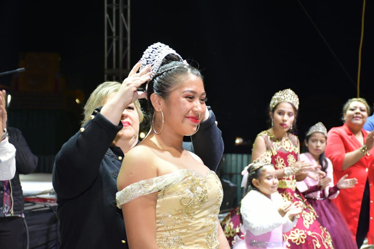 Corona presidenta municipal a reina de la feria del 20 de Noviembre
