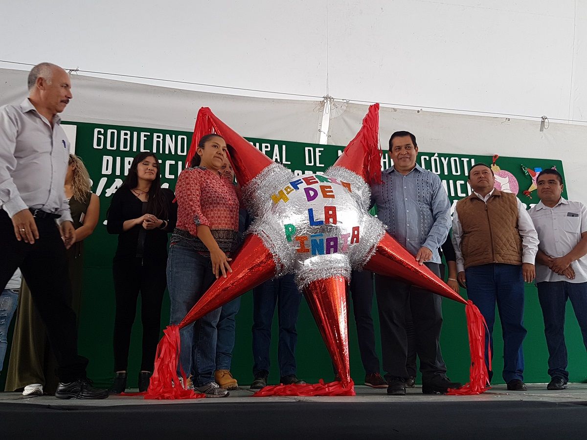 Juan Hugo de la Rosa, alcalde de Neza inauguró la 4ª  Feria de la Piñata en la Plaza Unión de Fuerzas