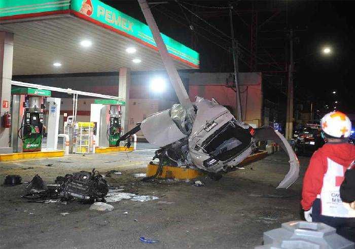 Conductor muere tras impactarse contra un poste en Ecatepec