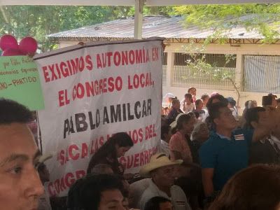Protestan contra súper delegado de Guerrero en evento de AMLO en Chilapa