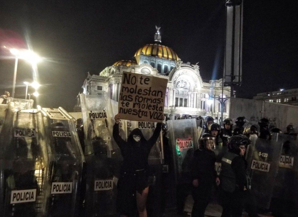 Feministas intentan vandalizar Bellas Artes