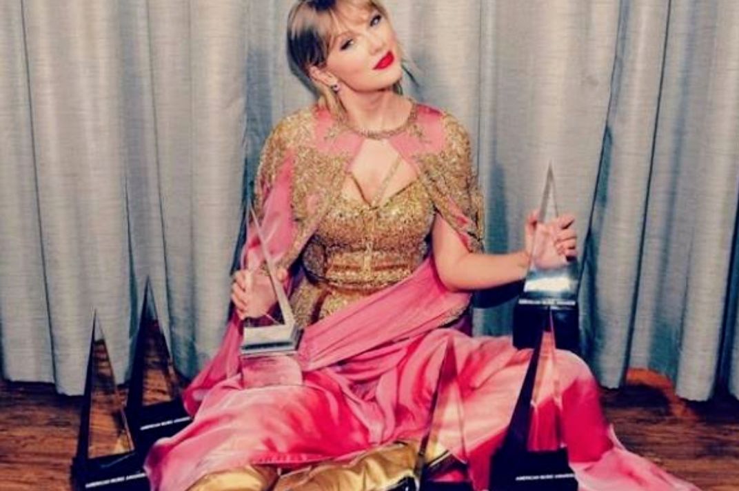 "Taylor Swift",la mejor artista de la década ,rompiendo el récord de el Rey del pop.