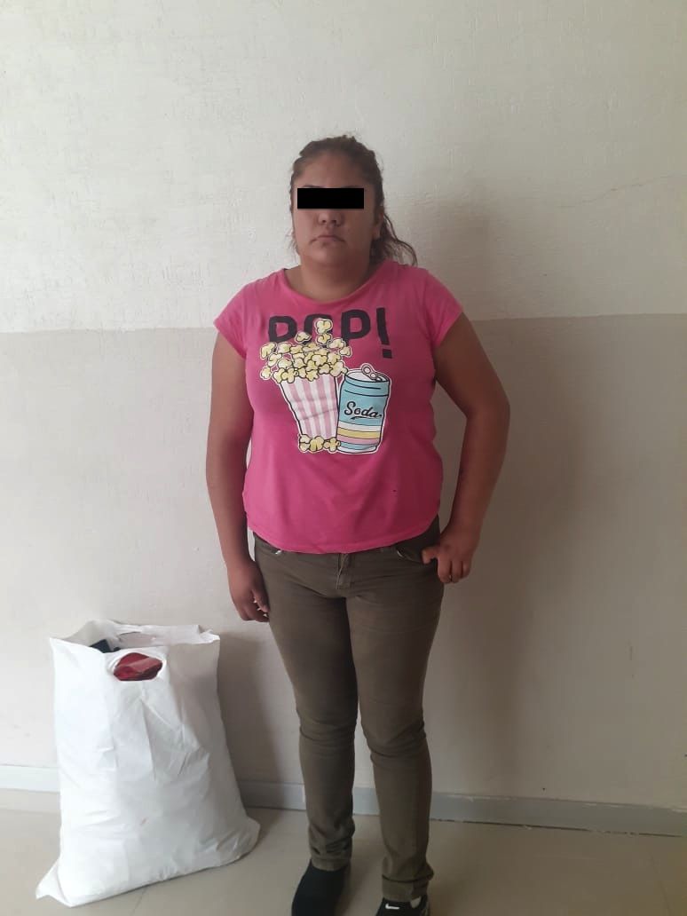 Aseguran a mujer que salió sin pagar tapetes navideños de tienda en Tezcoco 