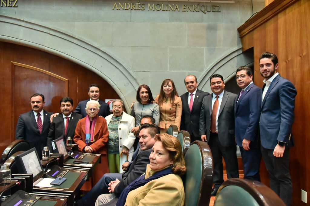 Develan el nombre de Andrés Molina Enríquez en el muro de honor de la legislatura 