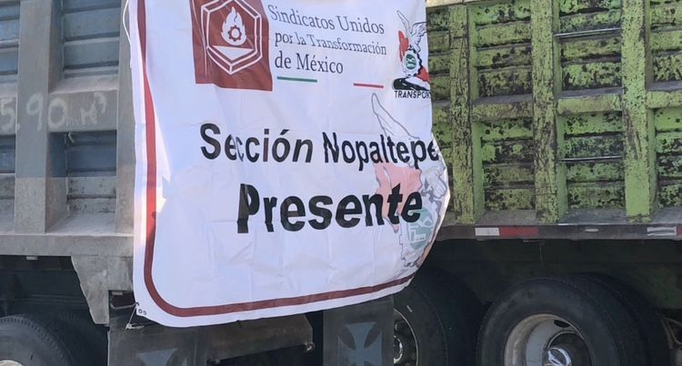 Transportistas cumplen casi 30 horas de plantón en Santa Lucía 
