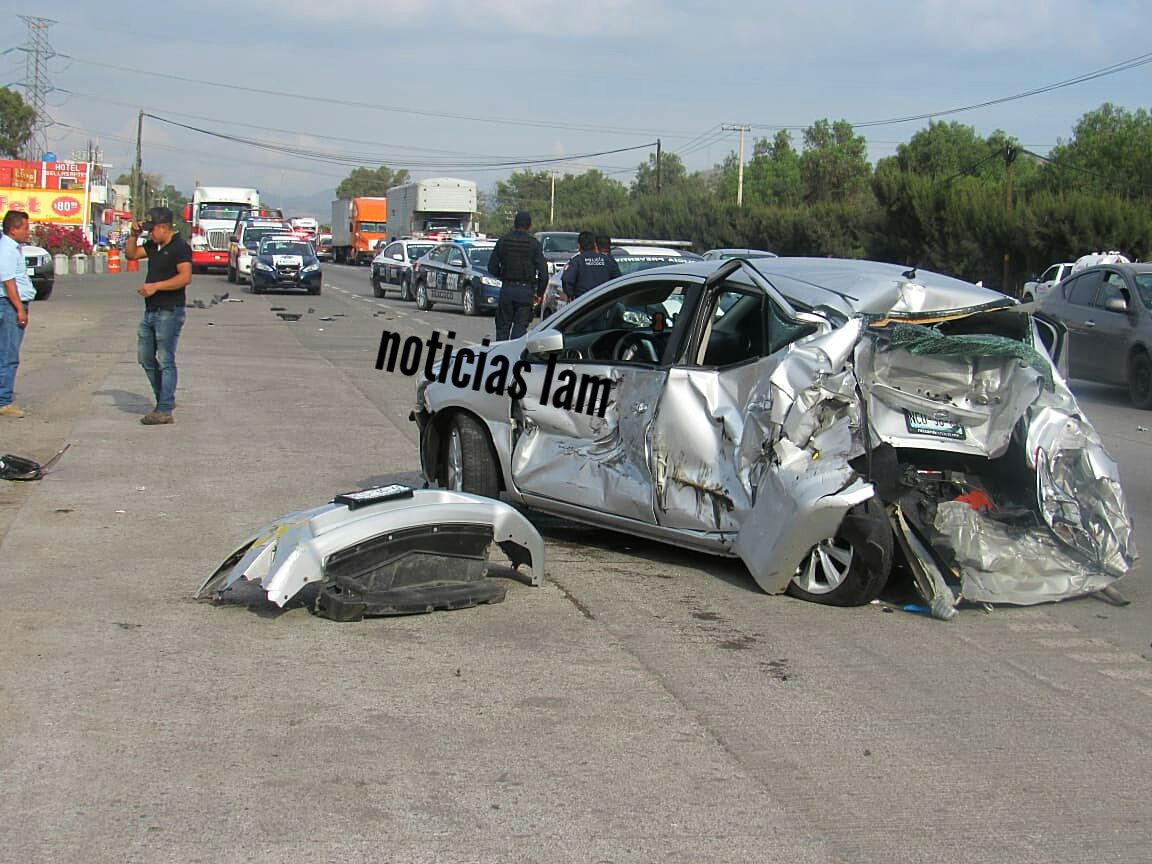 Choque entre una camioneta unidad piloto y un vehículo compacto deja a una mujer herida en la Texcoco-Calpulalpan. 