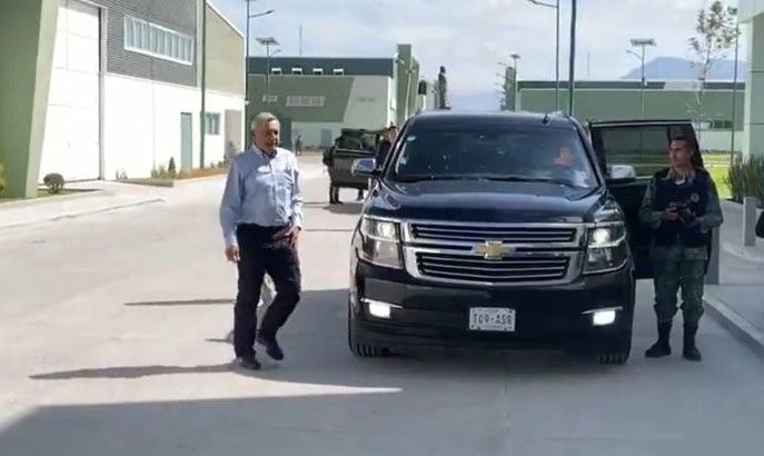 El presidente AMLO utilizando una camioneta negra en su gira en Puebla