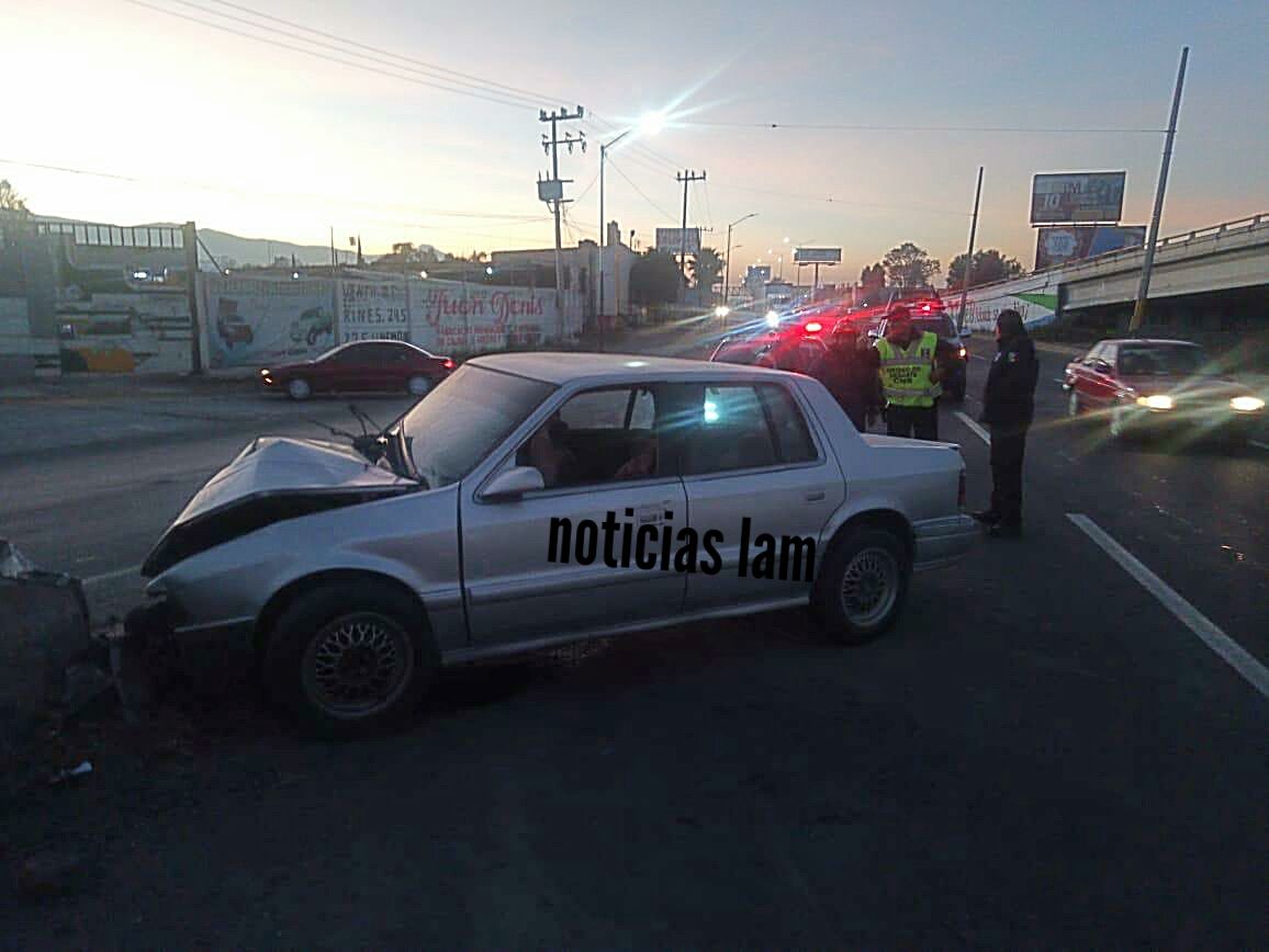 Joven muere al impactar su vehículo contra muro de contención Texcoco-Lechería