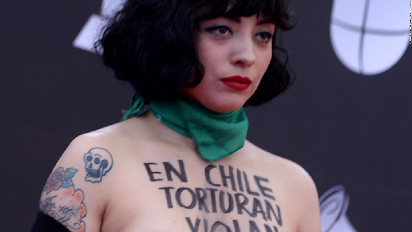 Policía Chilena va contra Mon Laferte por acusarlos de violentos
