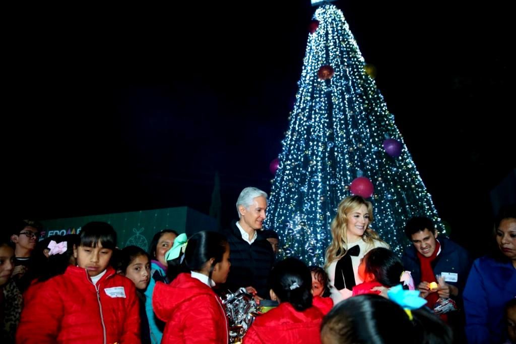 Alfredo del Mazo y Fernanda Castillo encienden el árboL navideño de la familia DIFEM