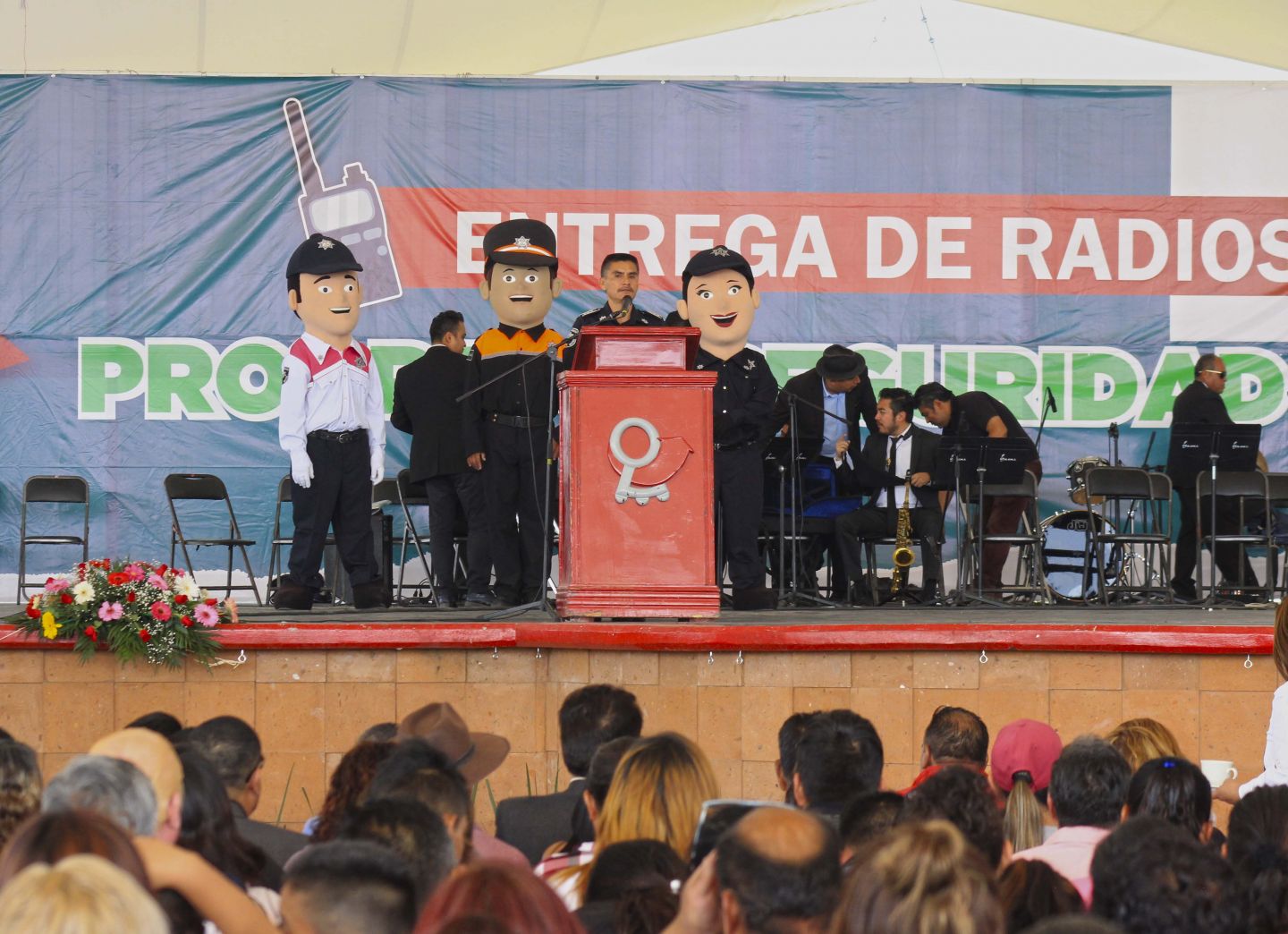 Entregan radios de Seguridad Escolar en Chimalhuacán

 