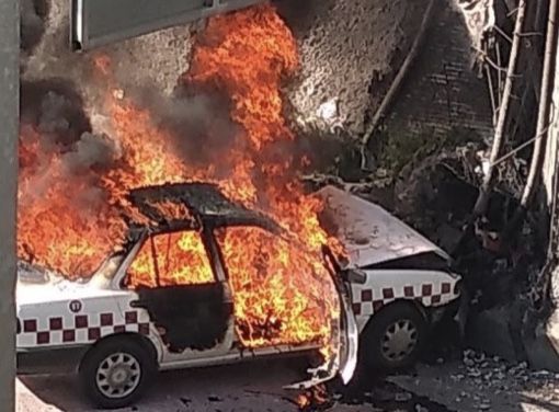 Muere conductor de taxi al chocar e incendiarse el auto en la México-Querétaro 