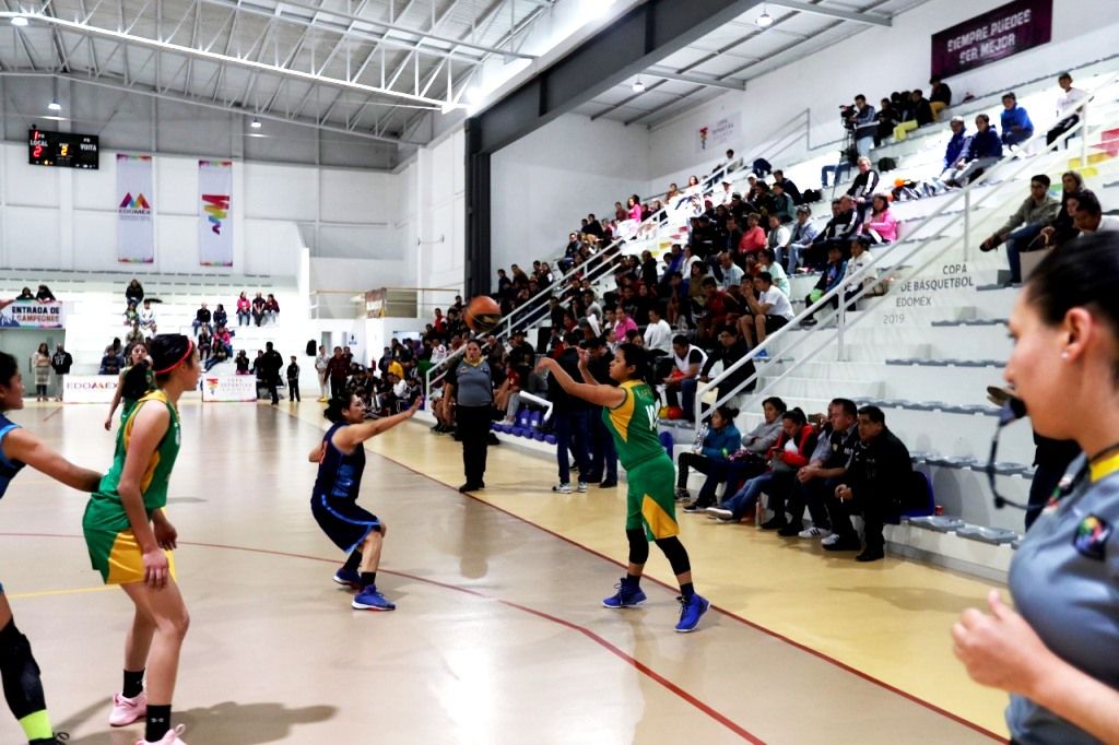 Horacio Llamas imparte clínica para niños y jóvenes en el marco de la Copa Edoméx de basquetbol