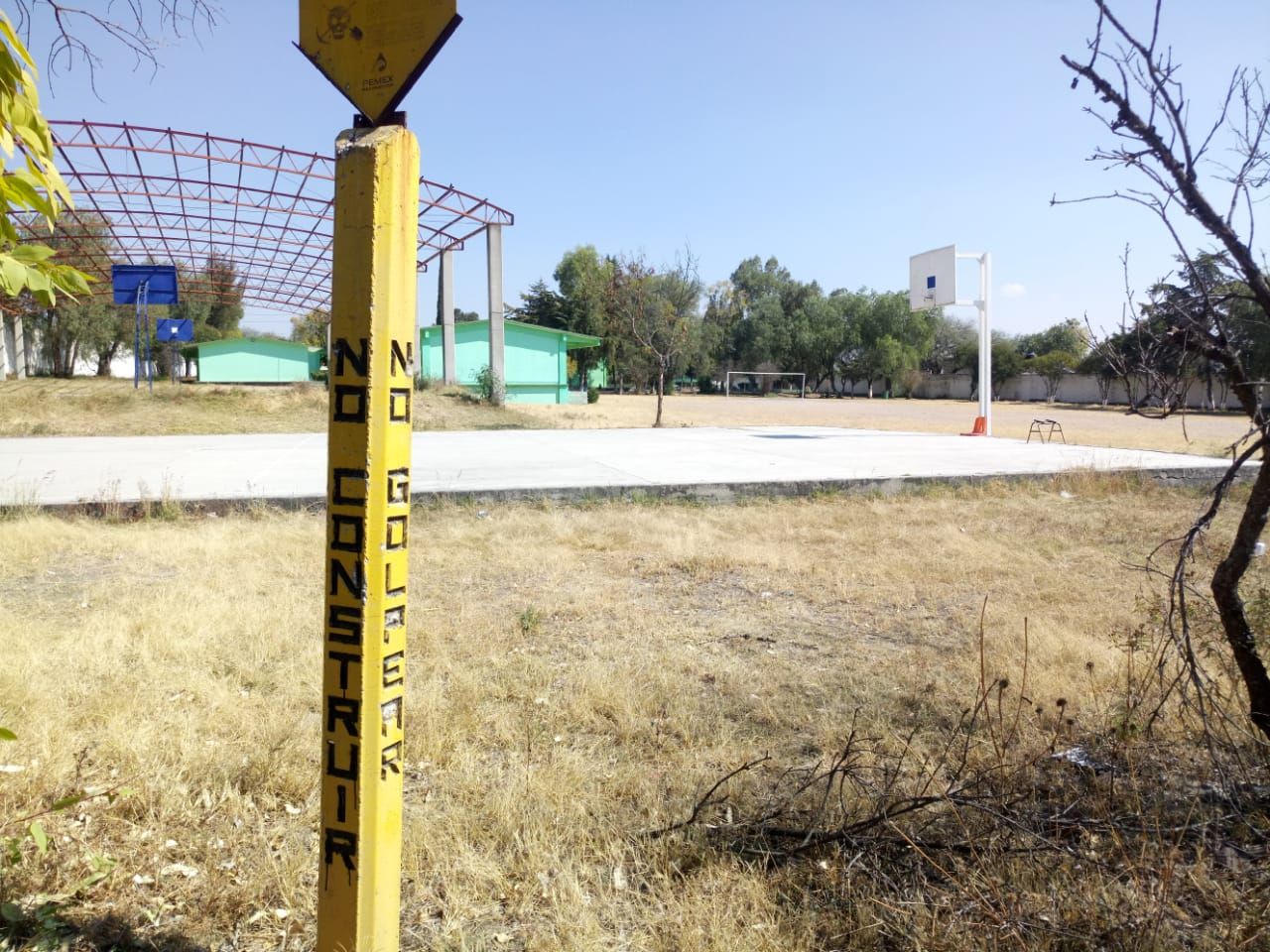 En Hidalgo 348 alumnos en riesgo por tres oleoductos de Pemex que pasan por patio de una secundaria