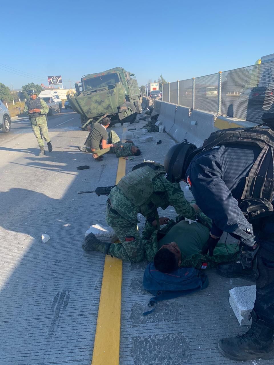 Se accidenta camión de la Sedena en la autopista Puebla-Veracruz