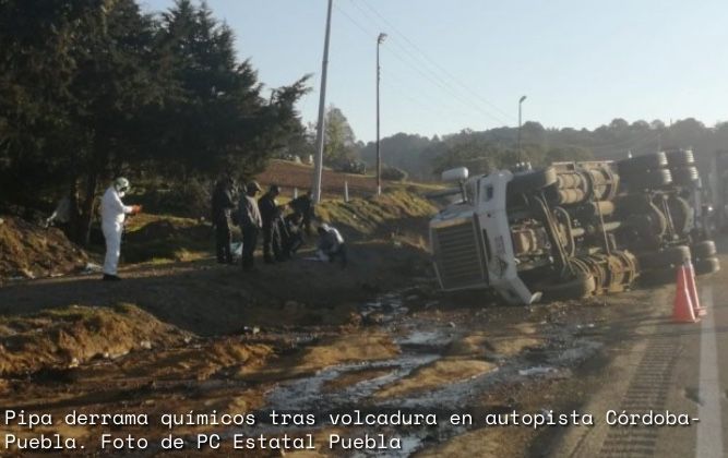 Pipa derrama químicos tras volcar en autopista Córdoba-Puebla