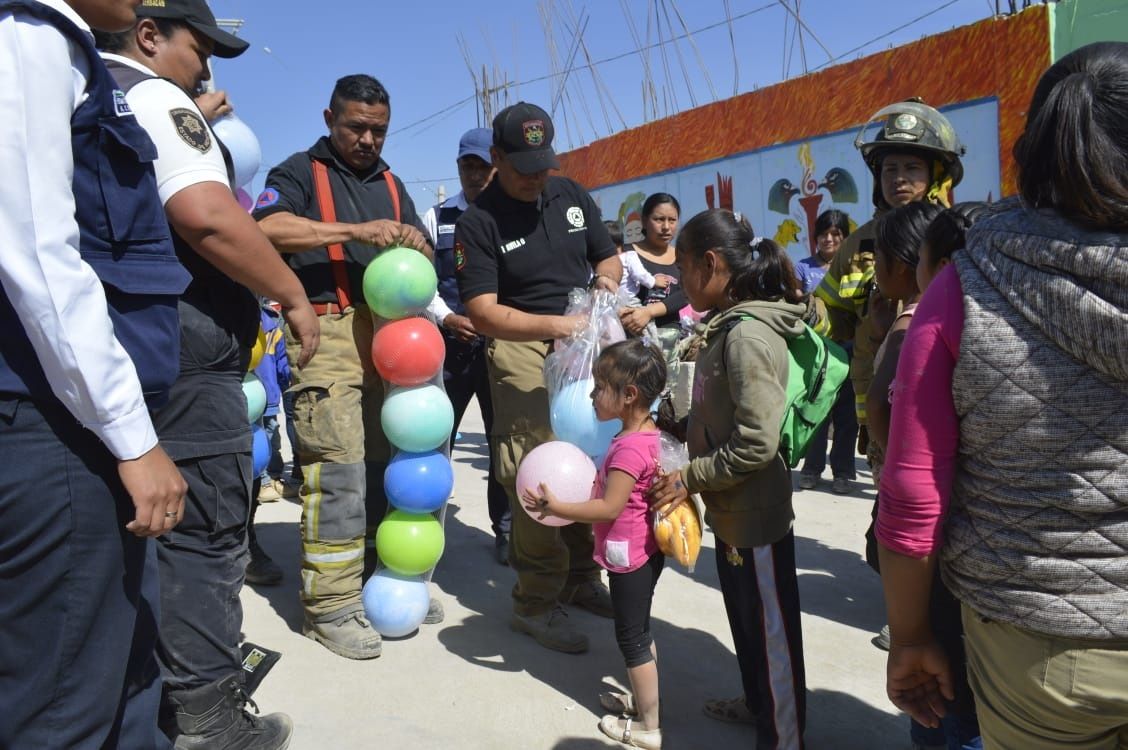 


Policías de Chimalhuacán regalan juguetes a niños de escasos recursos