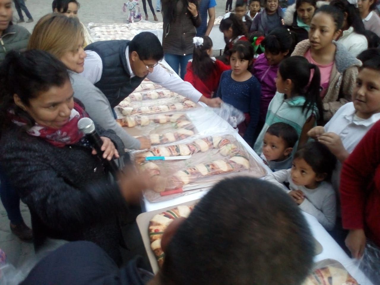 Comparten Rosca por el Día de Reyes en Tepetlaoxtoc