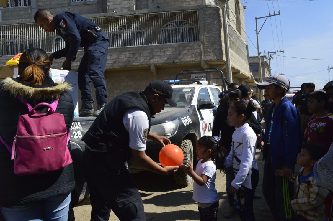 Policías de Chimalhuacán regalan juguetes a niños de escasos recursos

 