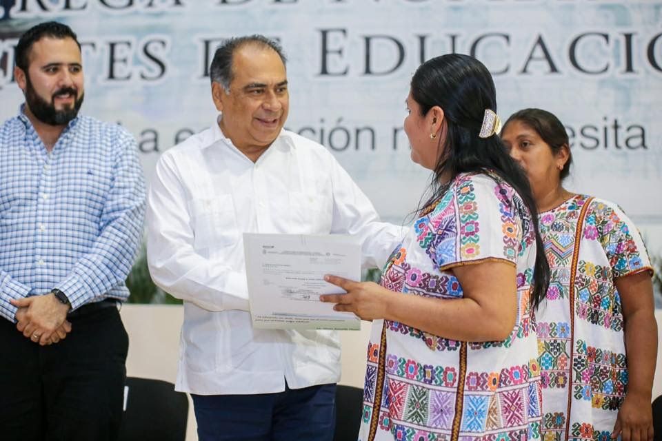Entrega el gobernador Astudillo nombramientos a maestras y maestros indígenas 