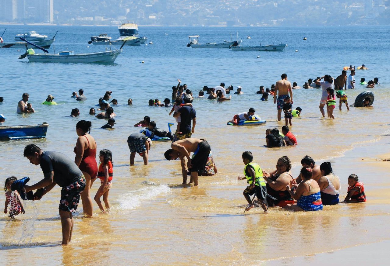 Destacan turistas ambiente seguro y playas limpias en Acapulco 