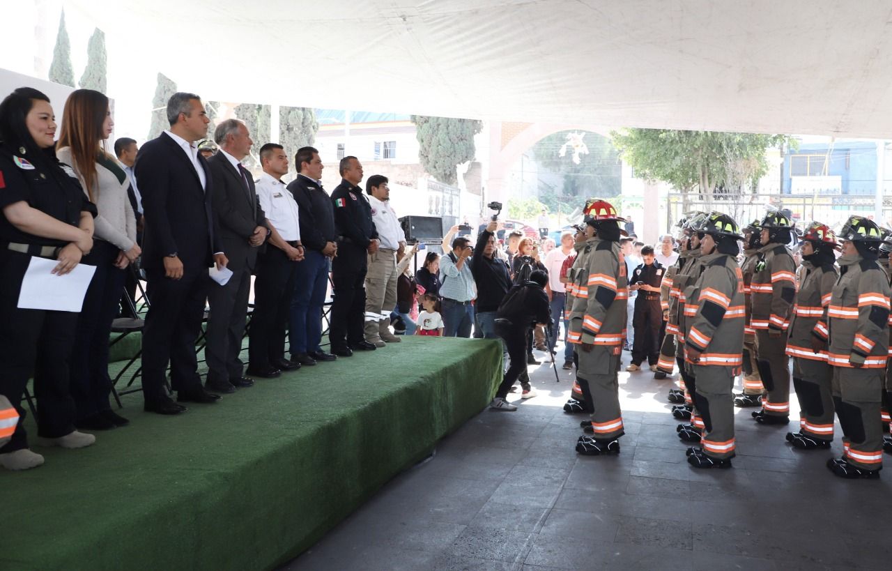 Entregan equipos de protección de alta tecnología a bomberos de Ecatepec tras 17 años sin recibir apoyo.