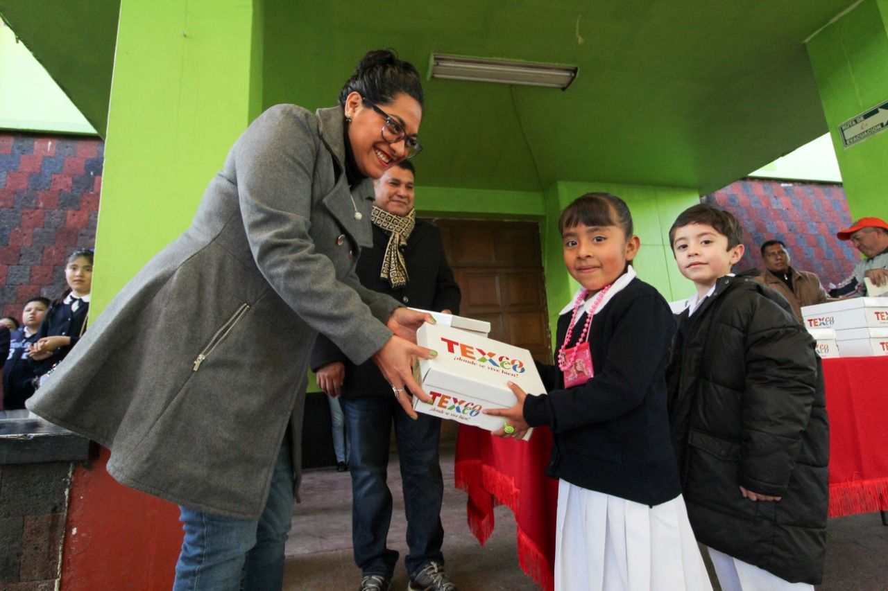 52 mil niños de preescolar primaria y secundaria son beneficiados con calzado en Texcoco.
