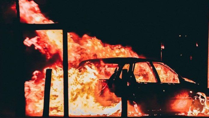 Feministas radicales reivindican el incendio del coche de un periodista provida