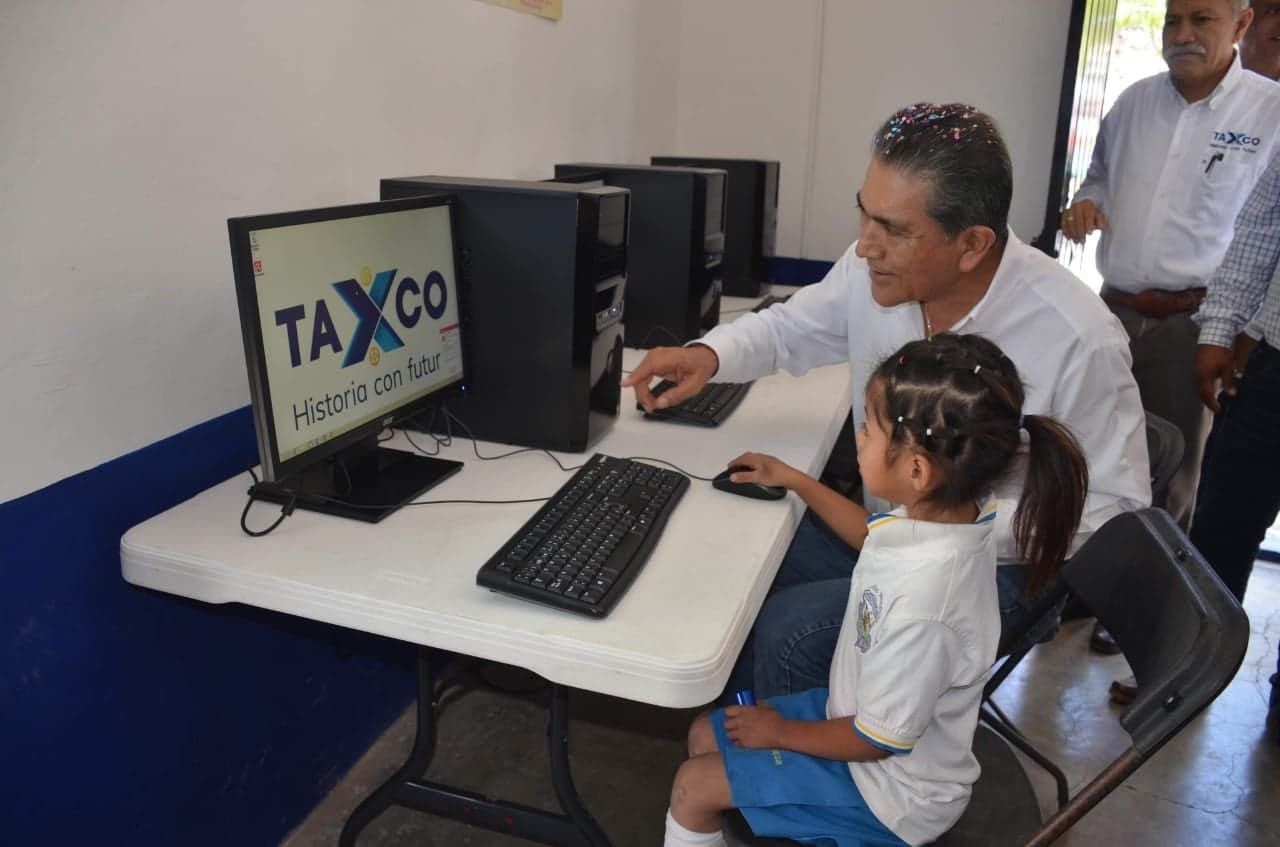 

Como nunca antes el gobierno de Taxco entrega seis obras en la comunidad de Taxco el Viejo. 