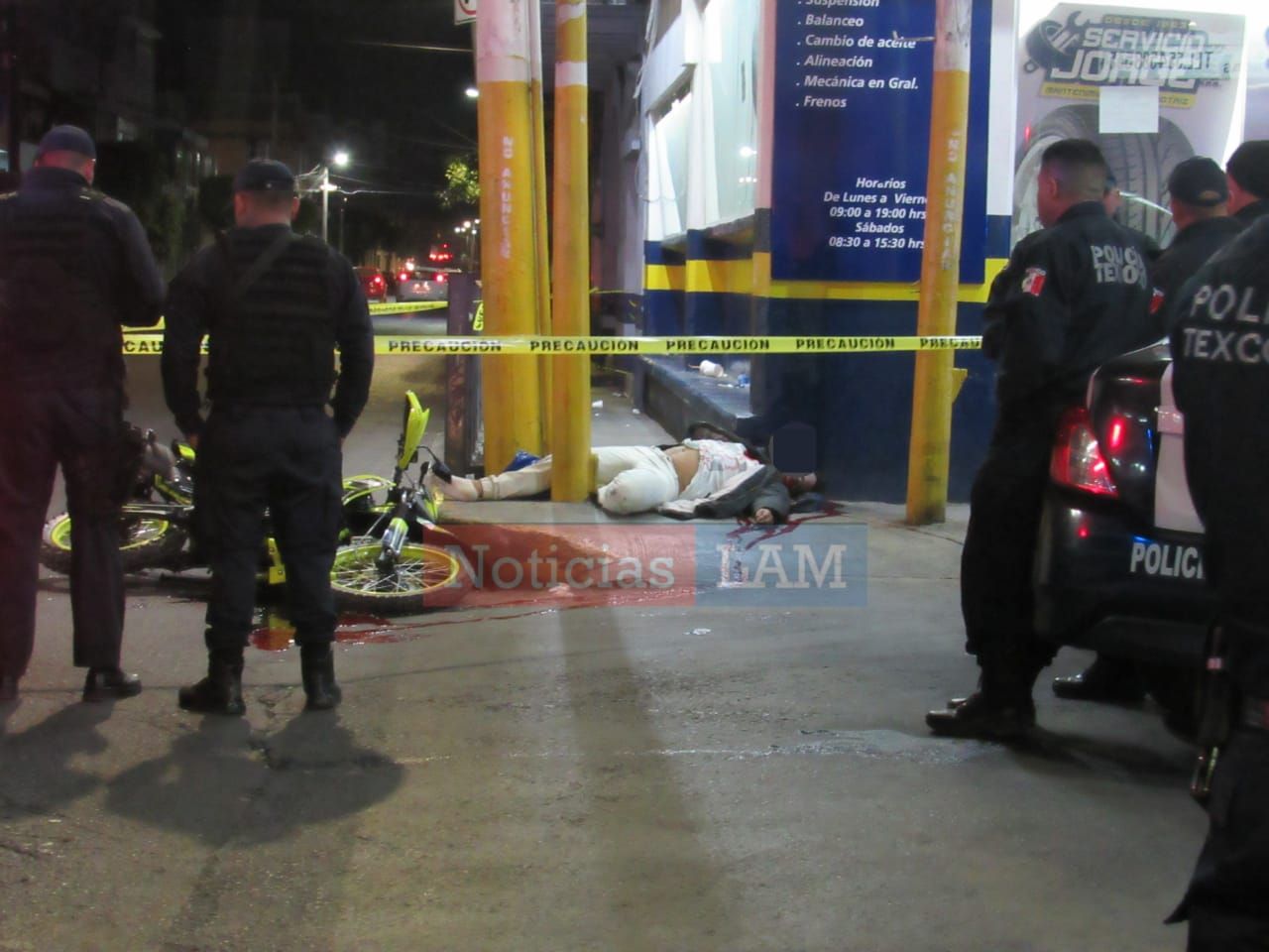 Conductor de una motocicleta pierde la vida al impactarse contra unos postes en el centro de Texcoco