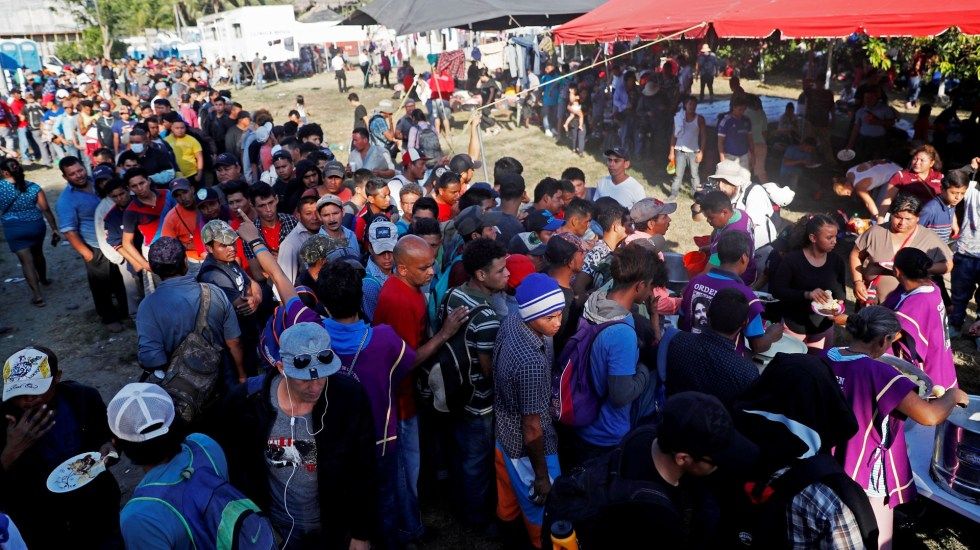 Más de 820 hondureños en caravana pasan la frontera de Guatemala y México
