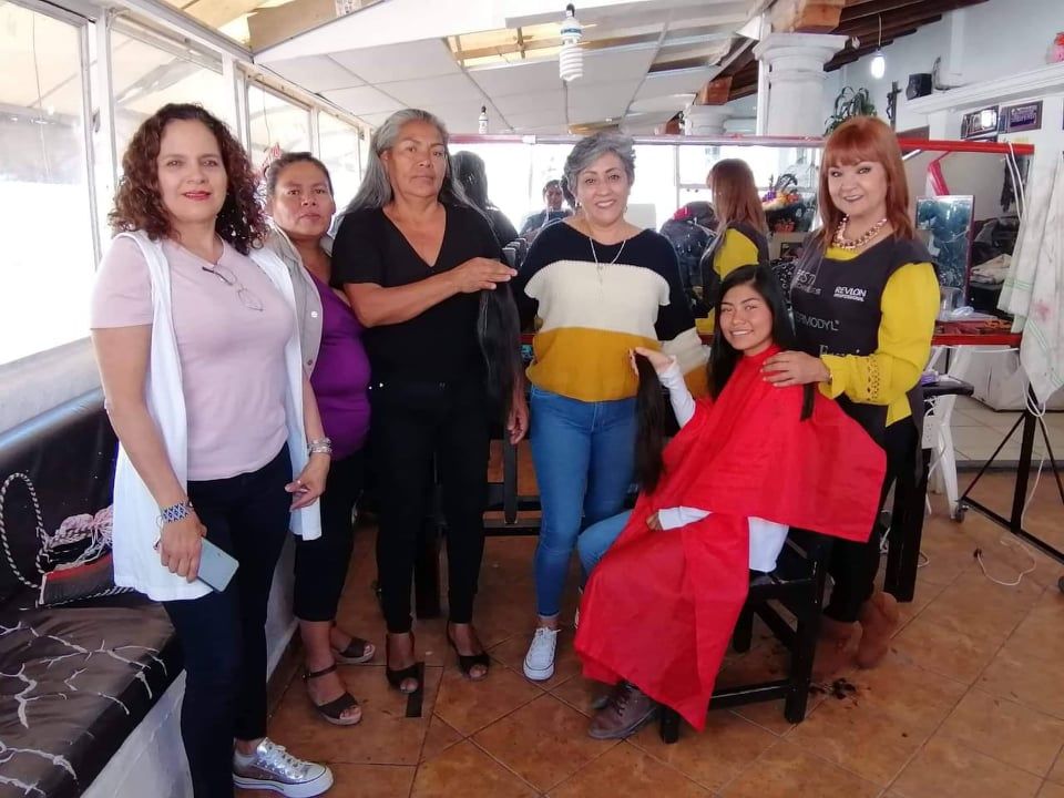 
Más mujeres se suman a la donación de cabello en apoyo a la lucha contra el cáncer, en Taxco. 