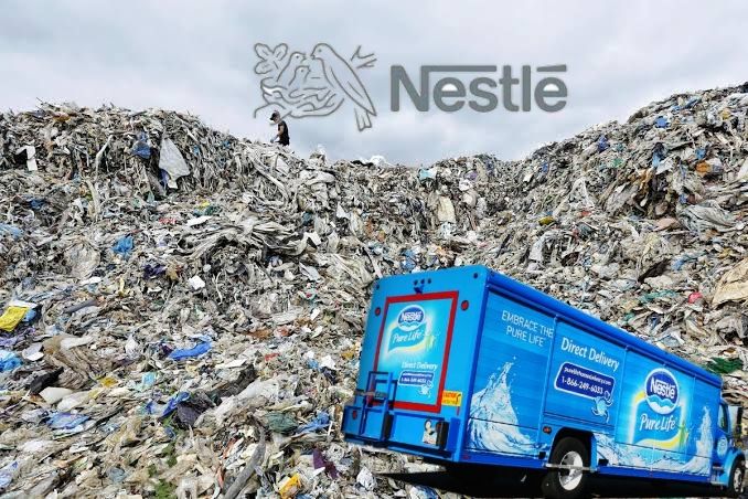 Mientras en otros países Nestlé pregona que es limpio, en México se ampara 