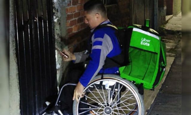 Joven se vuelve viral por repartir comida de Uber Eats en silla de ruedas