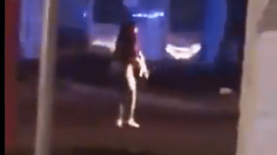 Mujer roba fusil a la policía y dispara contra la gente en Aguascalientes
