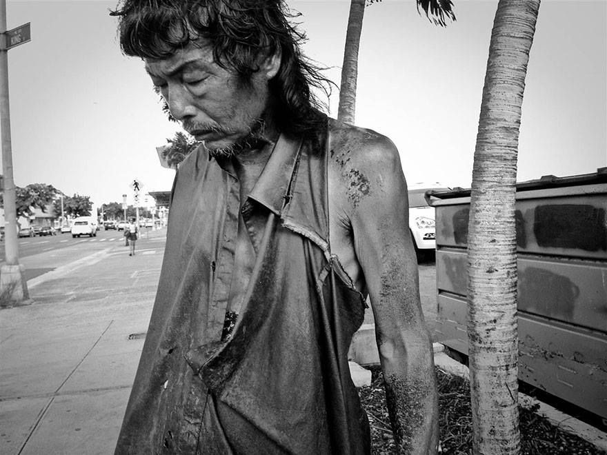 Tras años fotografiando a personas sin hogar, encontró a… su padre entre ellas