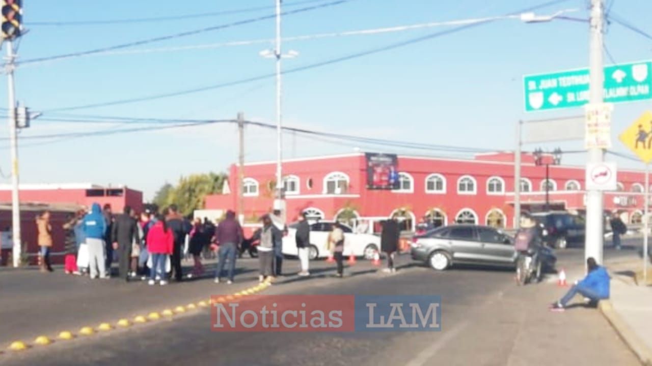 Padres de familia de una telesecundaria bloquean la entrada principal a Teotihuacán