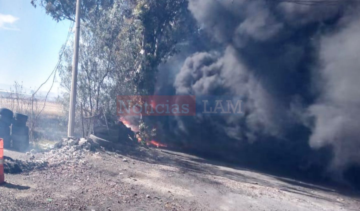 Bomberos de tres municipios controlan incendio de llantas en Chiconcuac