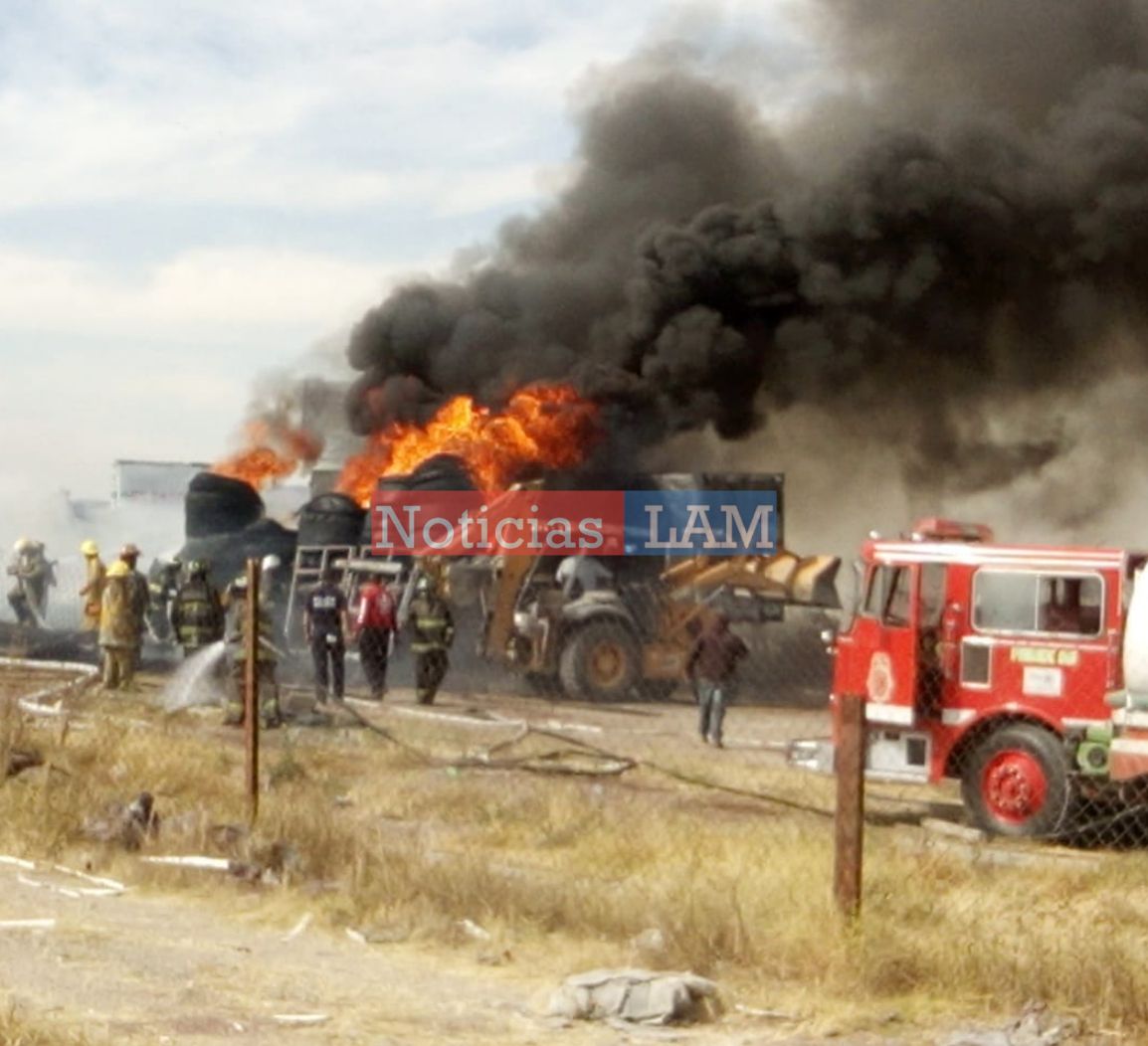 Nuevo incendio en un deposito de llantas amenazó alcanzar una gasolinera en Tezoyuca