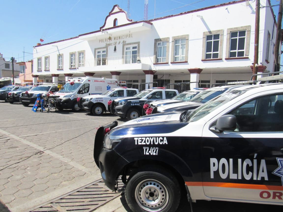 Presidenta de Tezoyuca entrega una ambulancia y 5 patrullas nuevas