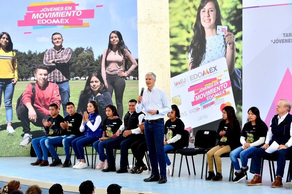 Alfredo del Mazo entrega apoyos del programa Jóvenes en Movimiento para que alumnos mexiquenses no abandonen sus estudios